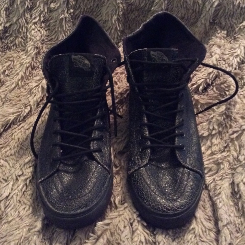 Men’s 7.5/ women’s 9. Vans rare high tops like new
